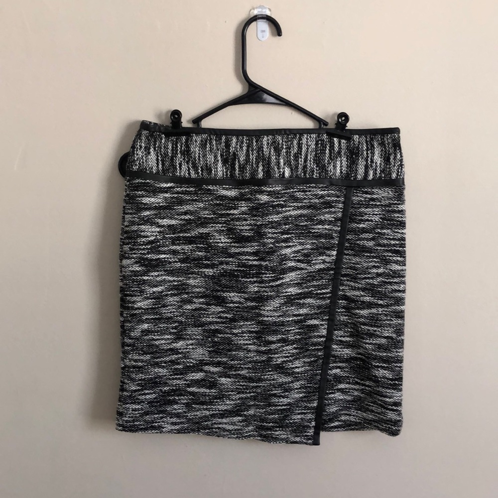 Lightly worn, size 0, black and white tweed skirt by White House Black Market